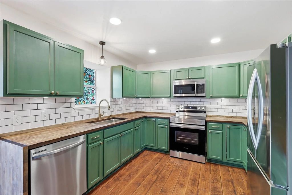 208 Cory Court, Krum