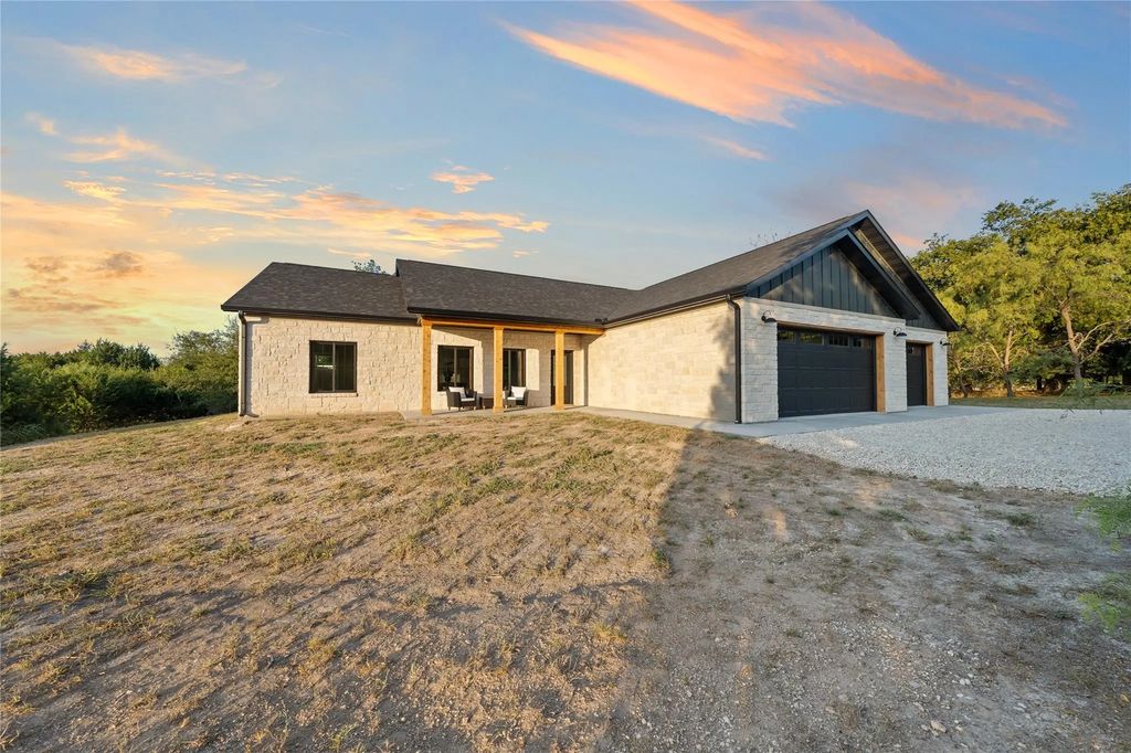 201 Private Road 4296, Clifton