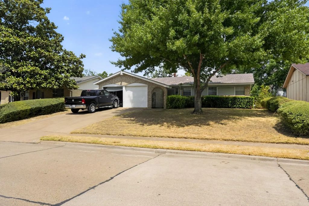 2125 Meadow Glen, Irving