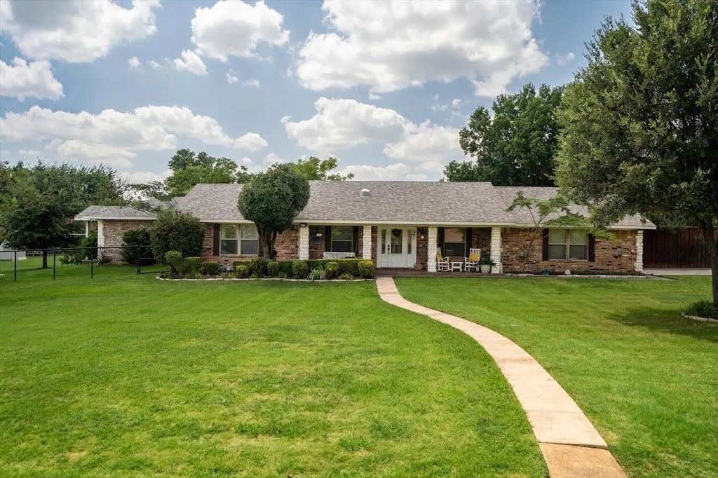 301 Meadow Knoll Drive, Double Oak