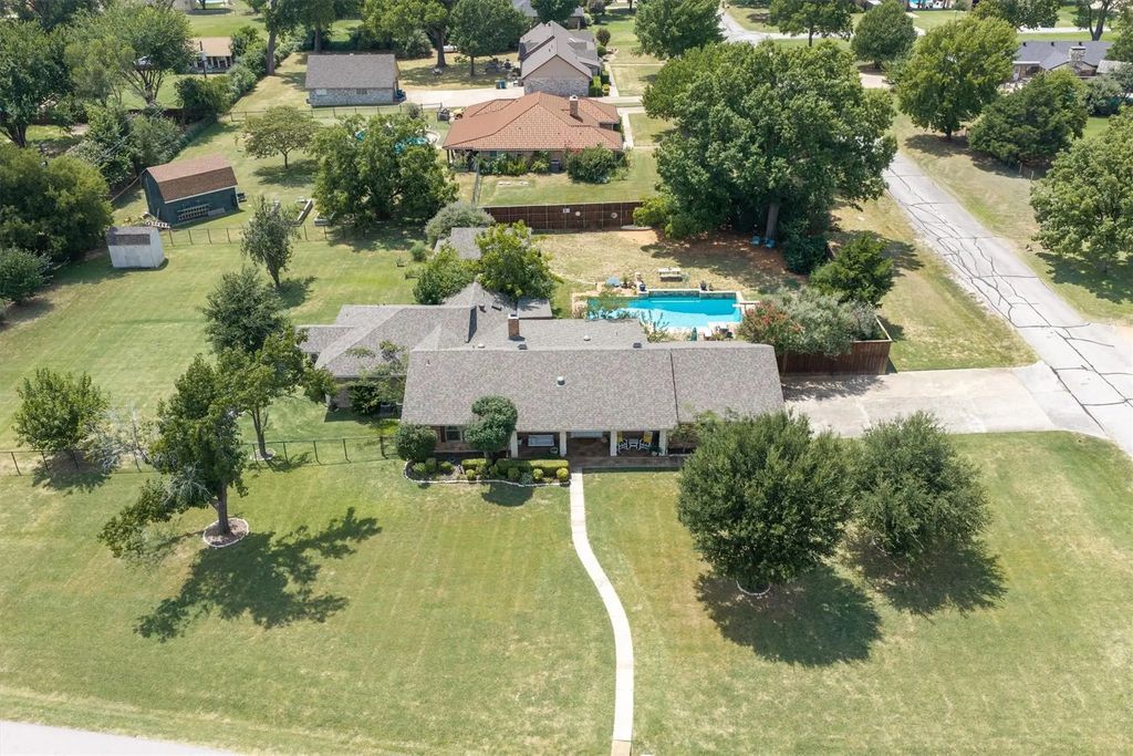 301 Meadow Knoll Drive, Double Oak