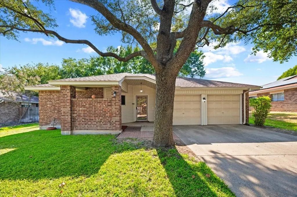 424 Grand Meadow Drive, Fort Worth