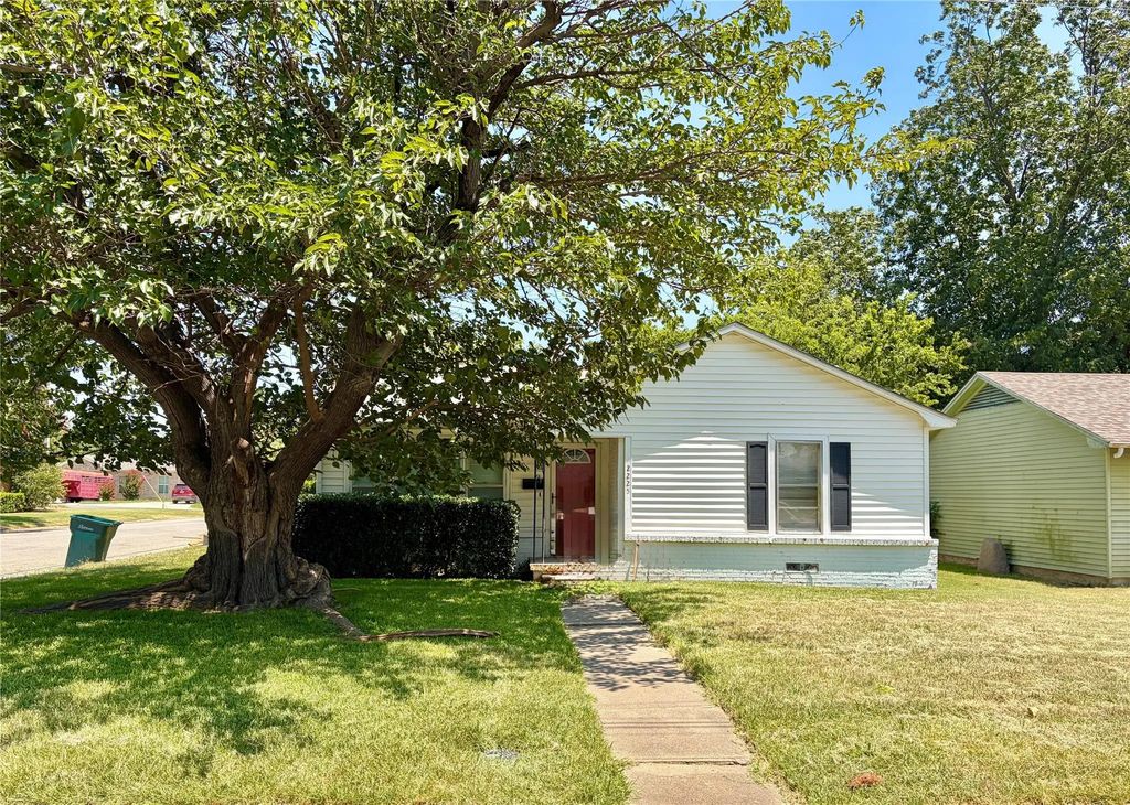 2225 N Shannon Street, Sherman