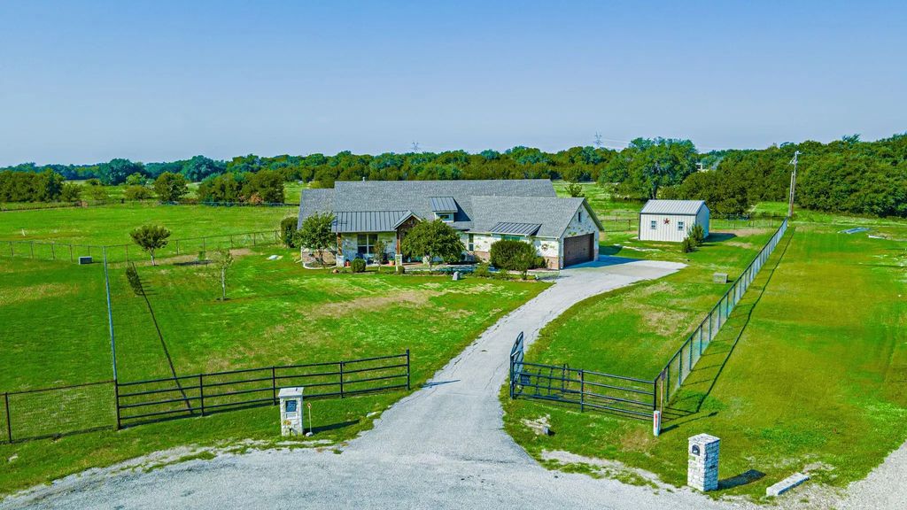 3609 Farm Land Court, Granbury
