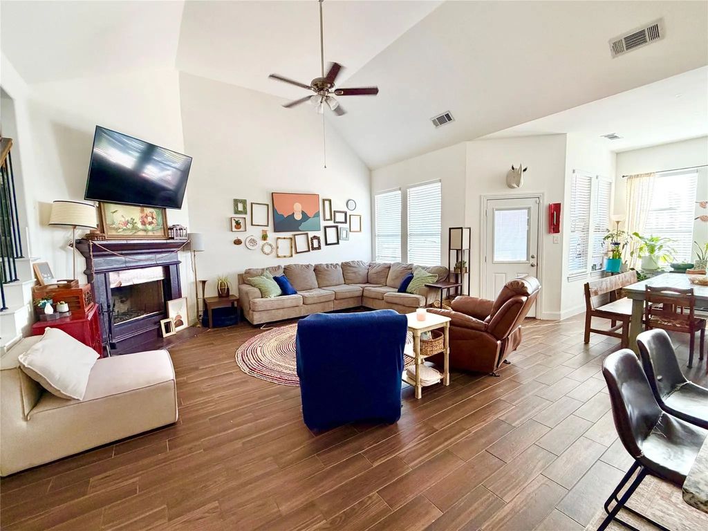 213 Flower Ridge Drive, Fort Worth