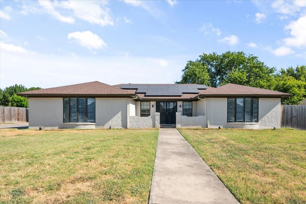 108 Haywood Drive, Benbrook