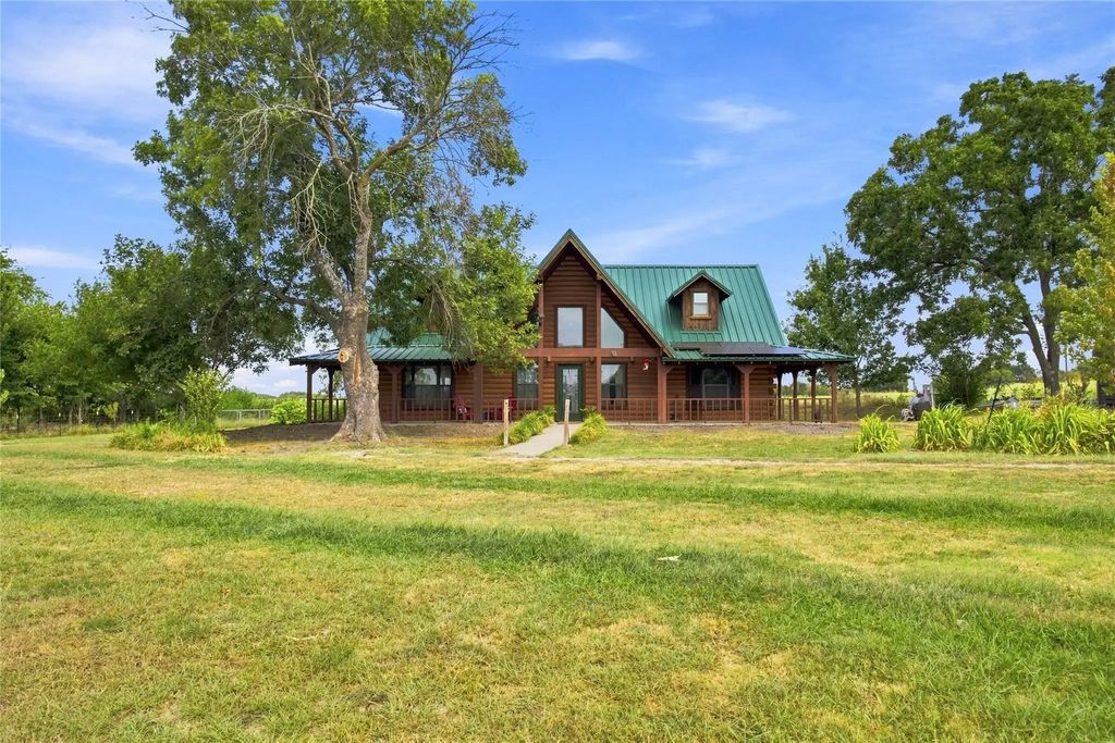 1956 County Road 27100, Roxton