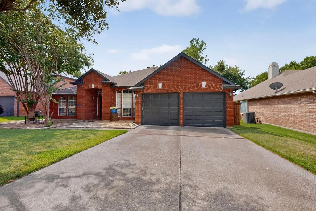 605 Oak Hollow Lane, Flower Mound