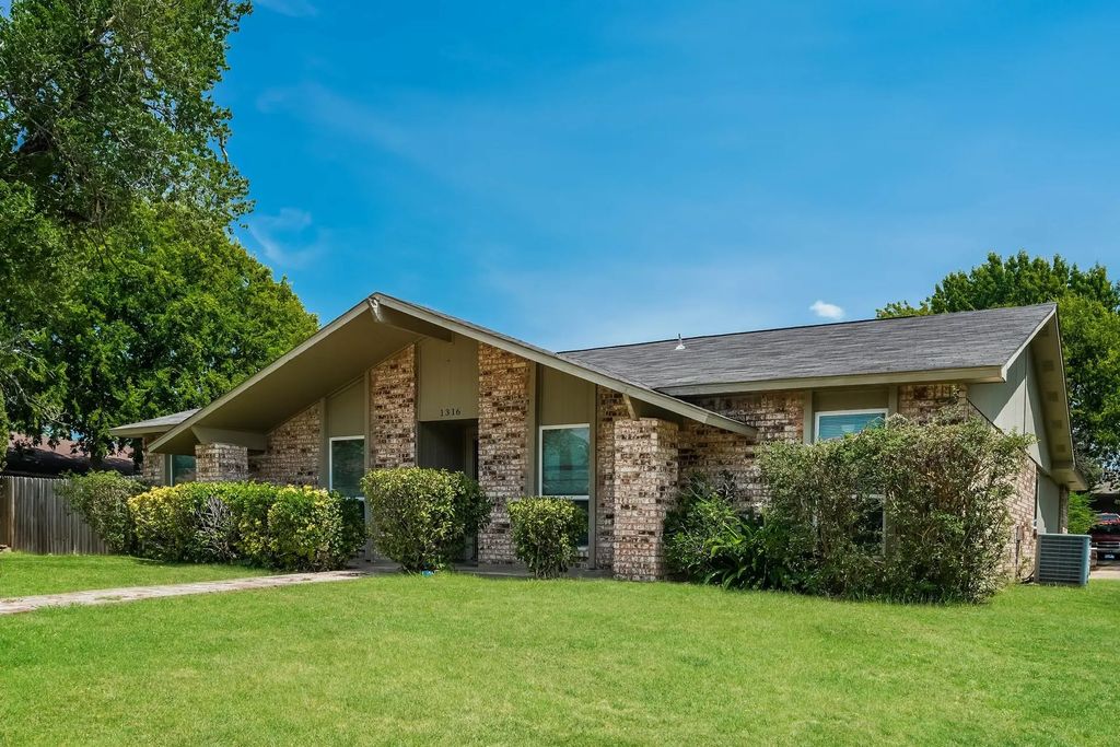 1316 Royal Oak Drive, DeSoto