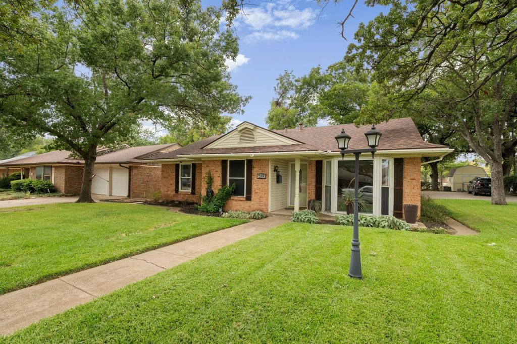 519 Staffordshire Drive, Irving