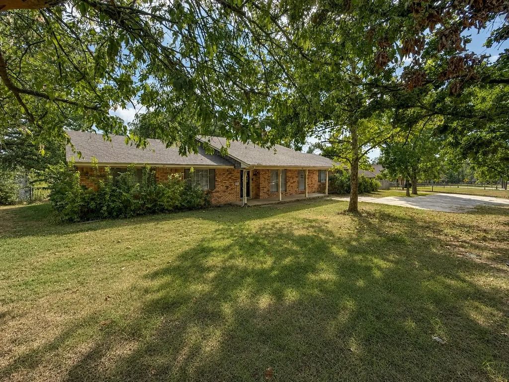 417 W Mccart Street, Krum