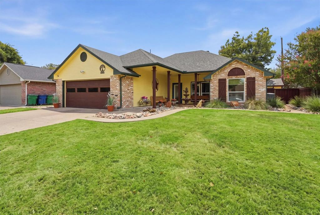 215 Morene Avenue, Waxahachie