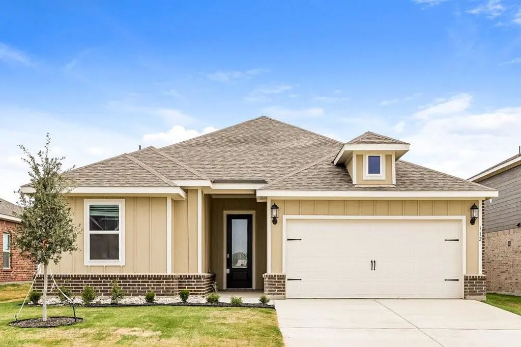 312 Live Oak Lane, Hutchins