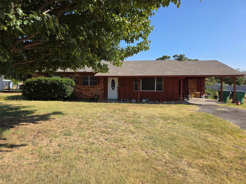 906 W 13th Street, Quanah