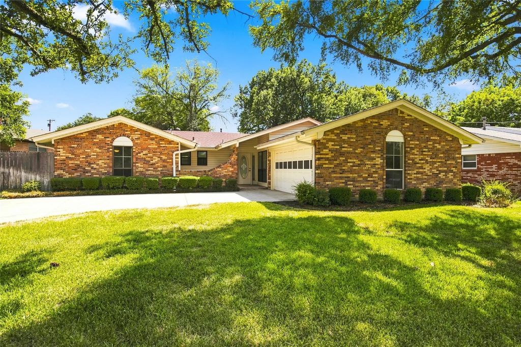 820 E Windsor Drive, Denton
