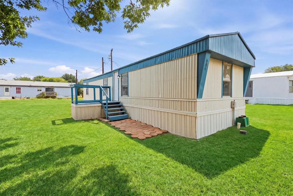 904 Flamingo Road, Granbury
