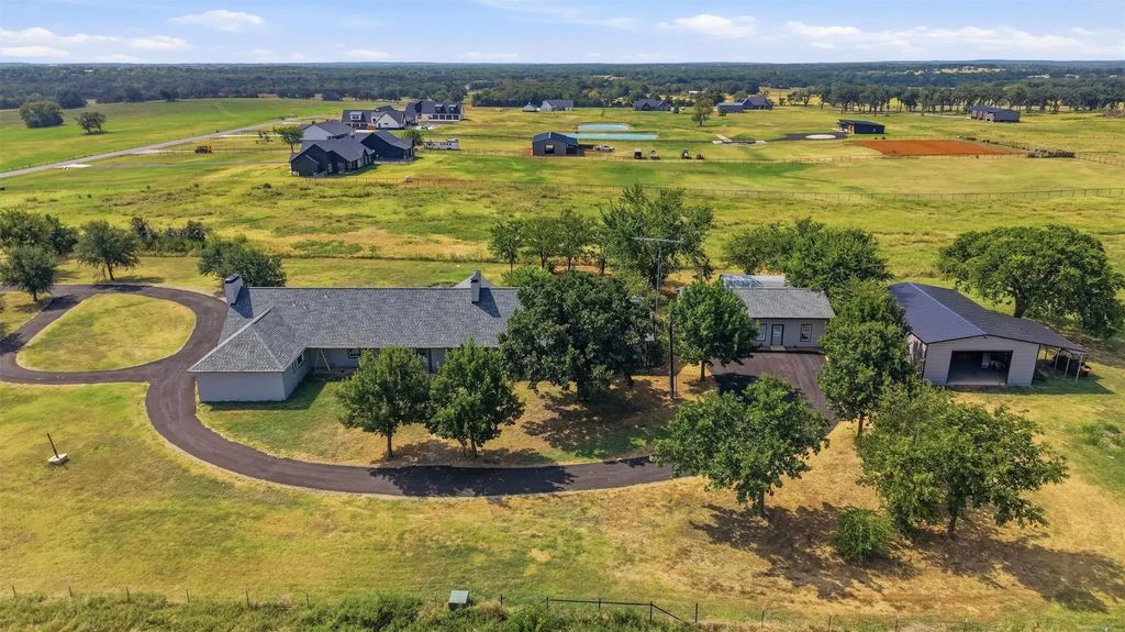 705 Club Lake Road, Whitesboro