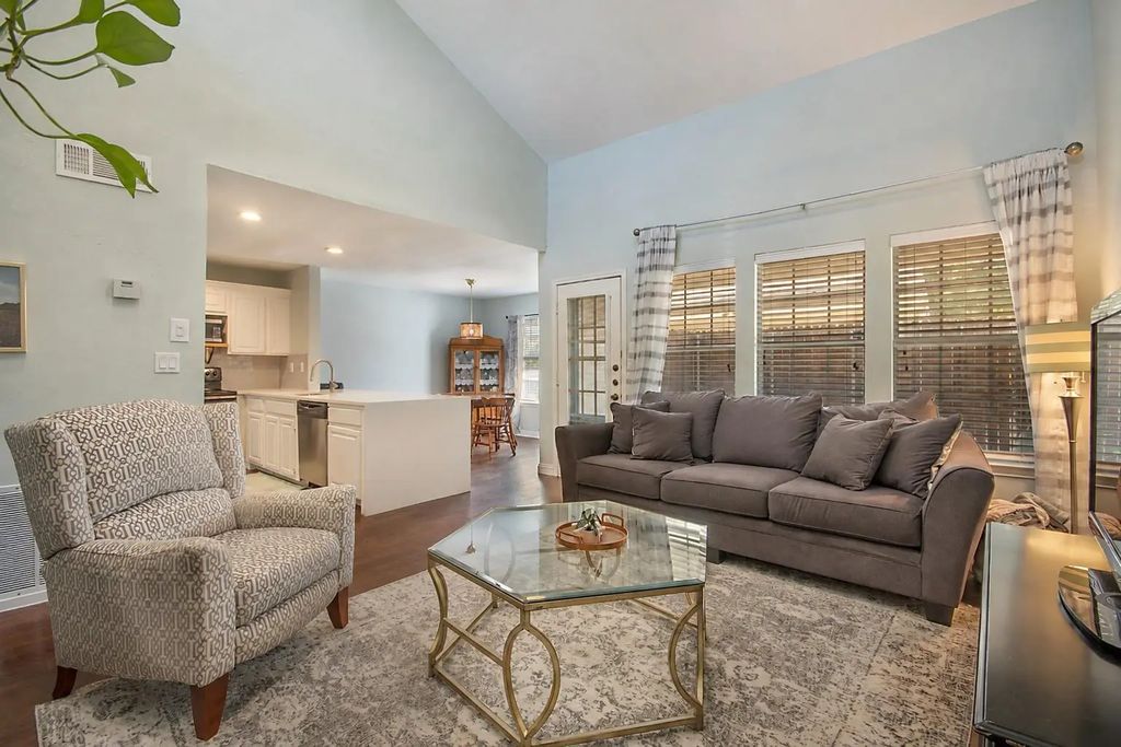 704 Creekwood Drive, Lewisville