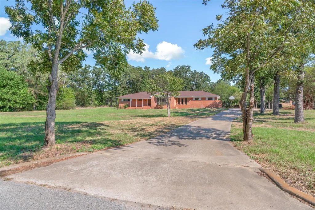 609 E Dewey Street, Malakoff