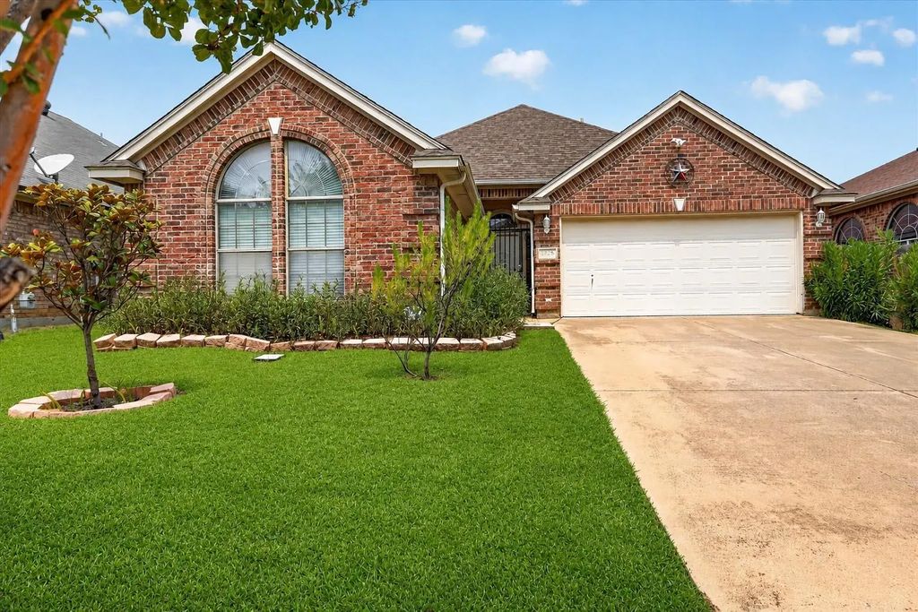 8955 River Falls Drive, Fort Worth