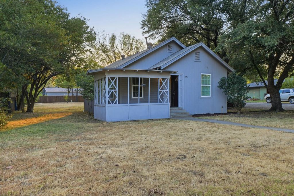 908 Forrest Avenue, Cleburne