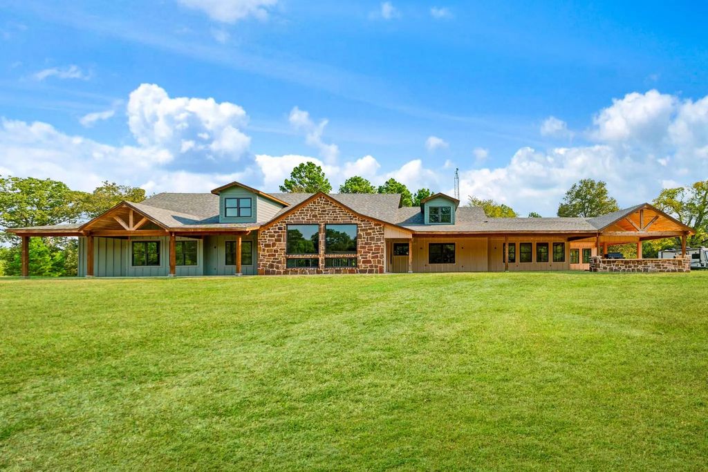 3689 Farm Road 1499, Paris