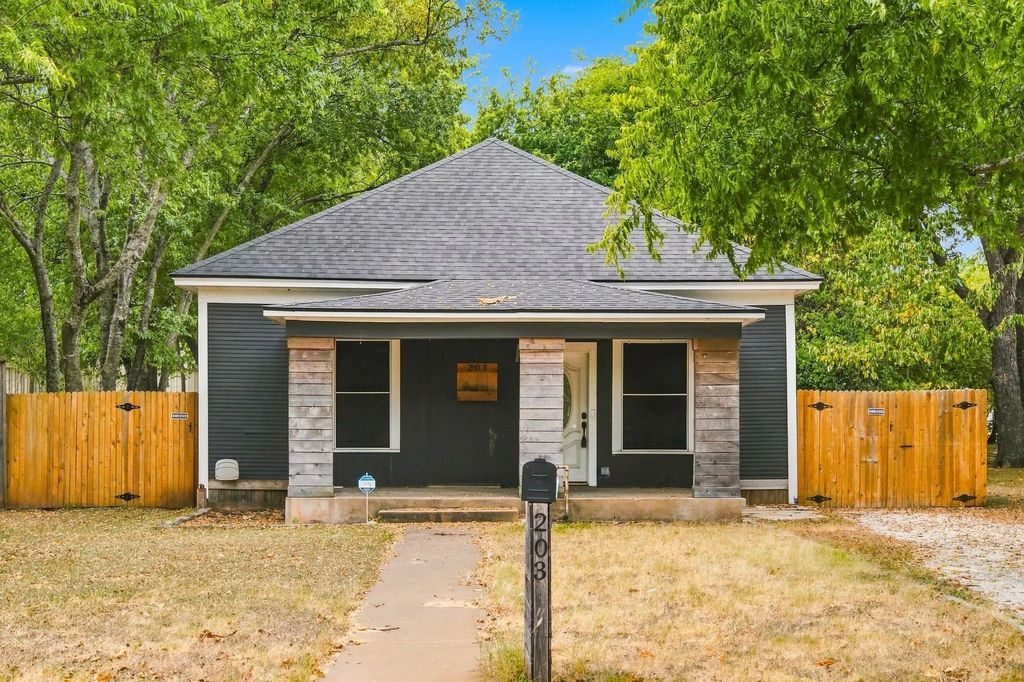 203 N Pendell Avenue, Cleburne