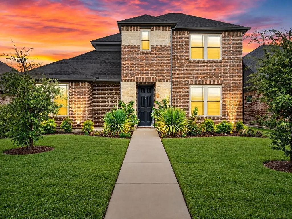 44 River Oaks Boulevard, Waxahachie