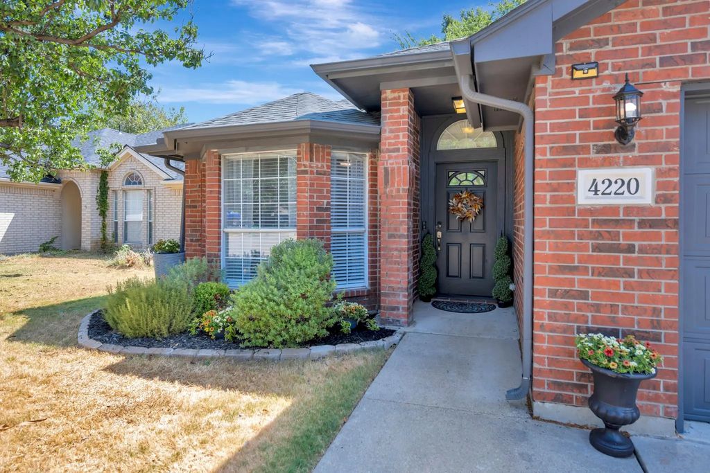 4220 Maryanne Place, Haltom City