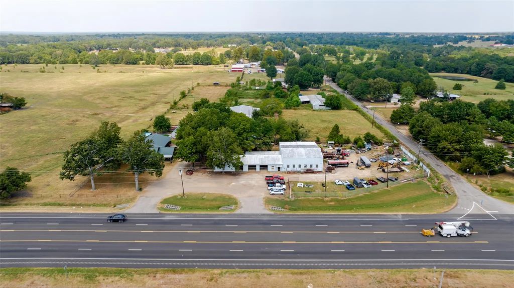4687 E Highway 82, Paris