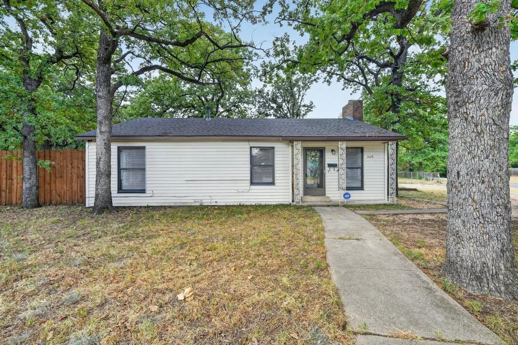 1629 Robinwood Drive, Fort Worth