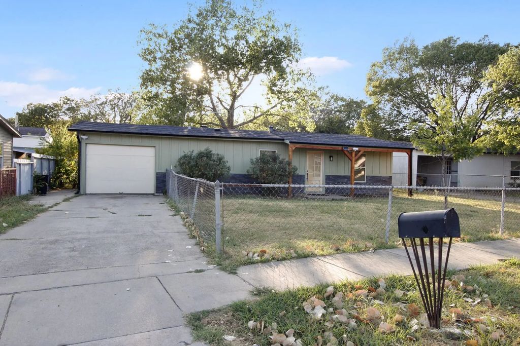 1211 Gate Lane Drive, Mesquite