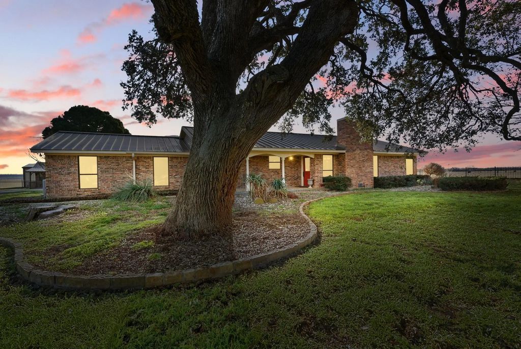 401 Hubbard Lane, Lipan