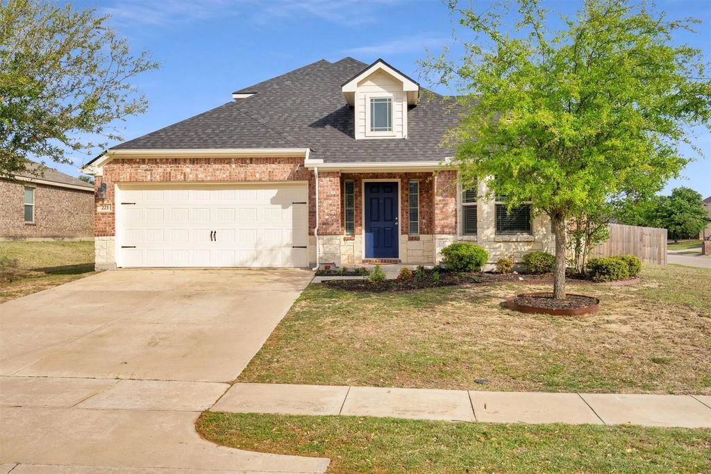 221 Bear Trail, Waxahachie