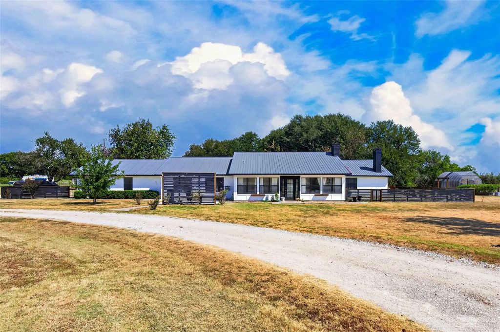 424 Fm 1563, Wolfe City
