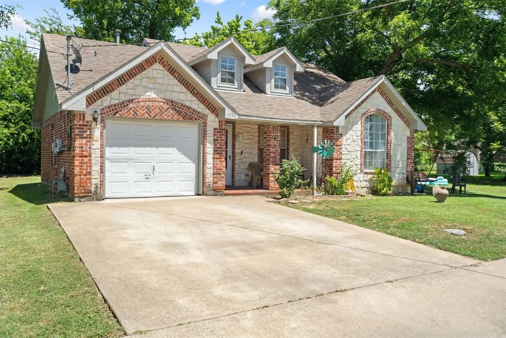 1724 Willow Hollow Drive, Garland