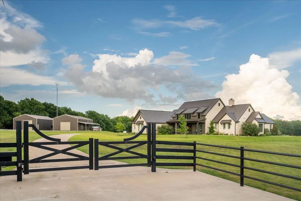 1284 County Road 4940, Leonard