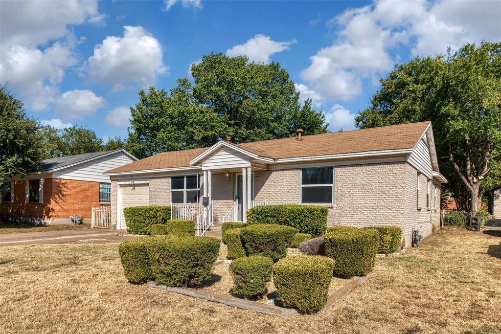 1017 E Spurgeon Street, Fort Worth