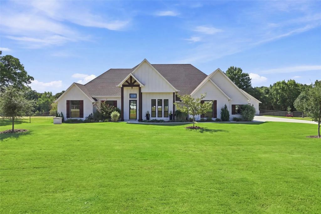 1072 Paradise Parkway, Poolville
