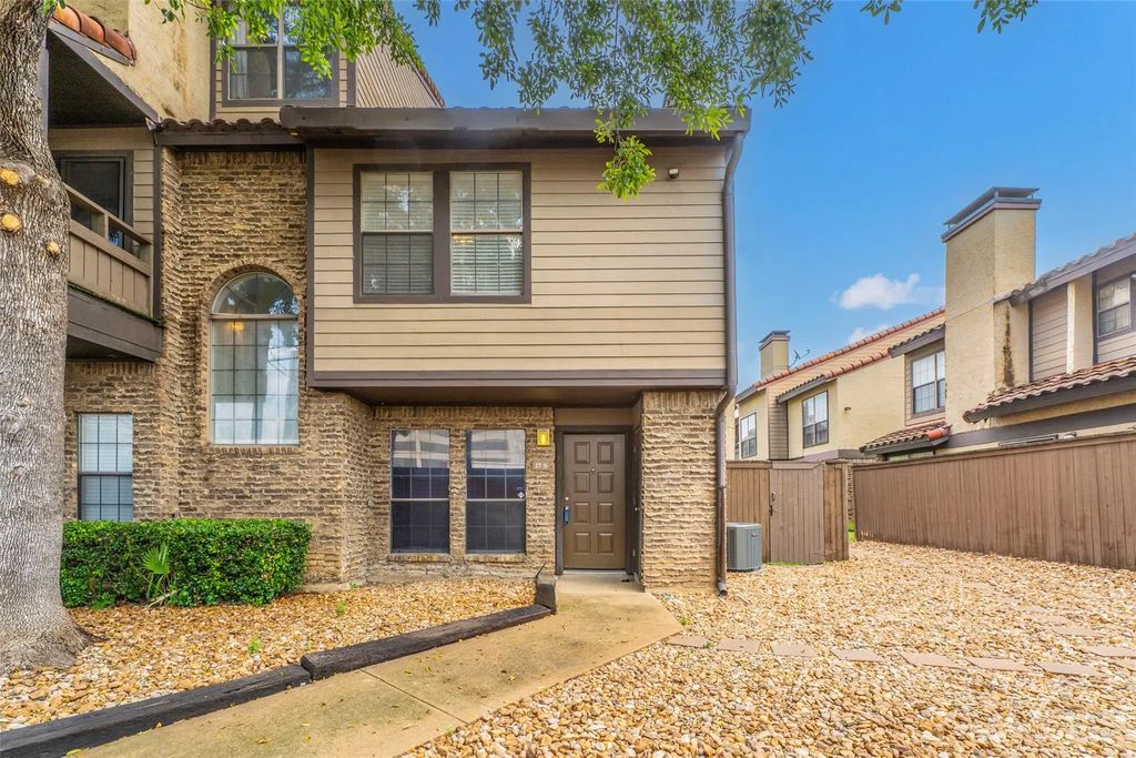 5757 E University Boulevard 27s, Dallas