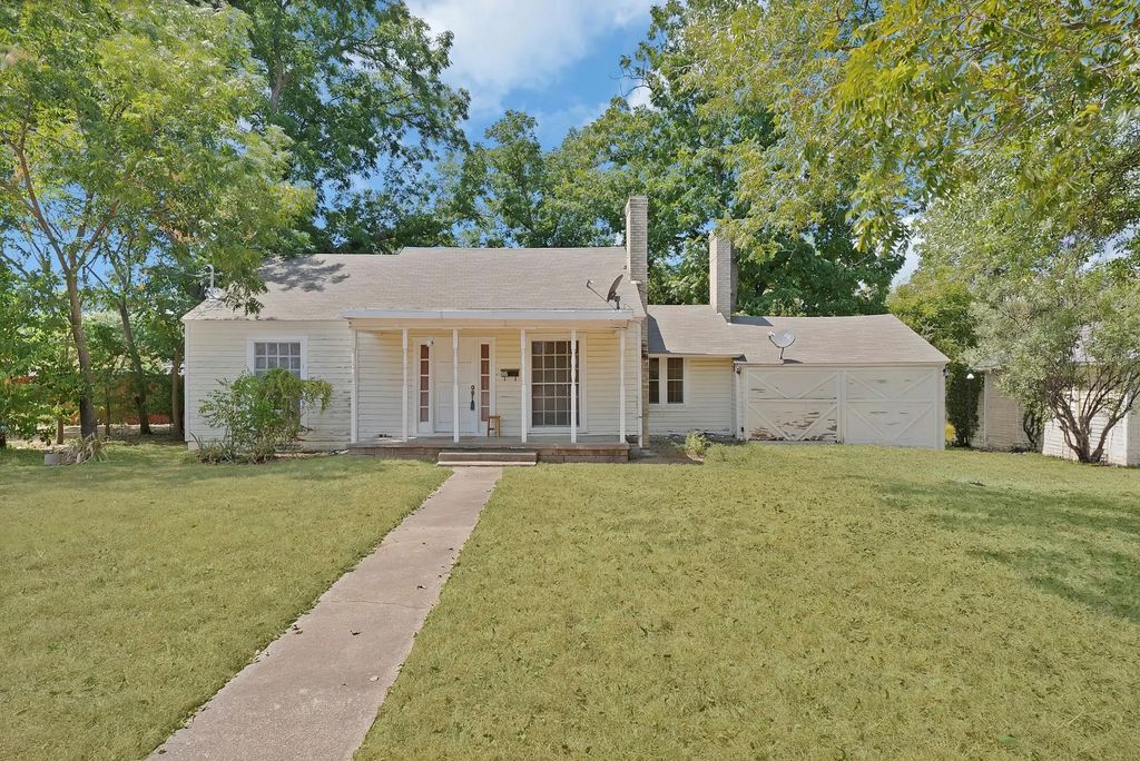515 Frontier Street, River Oaks