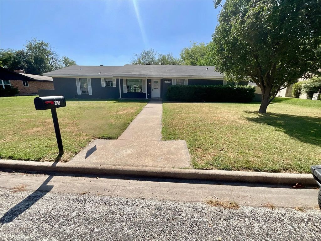 3008 Arapaho Road, Commerce