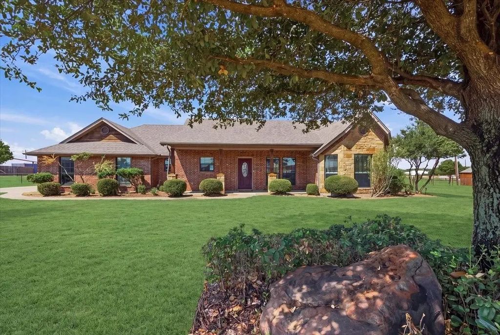 105 Savannah Drive, Weatherford