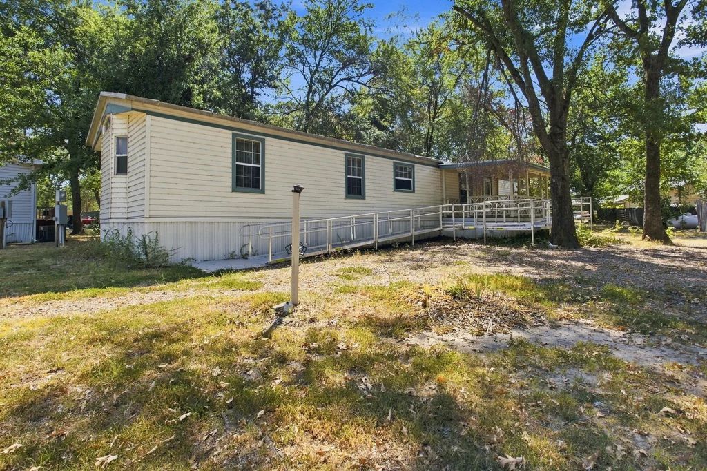 7302 Oak View, Bonham