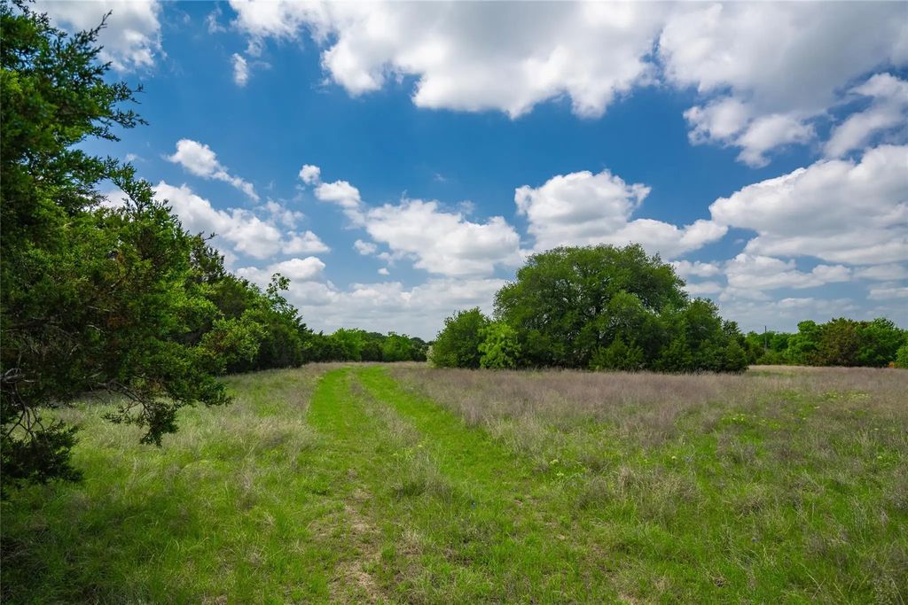 1229 Fm 2490, Valley Mills