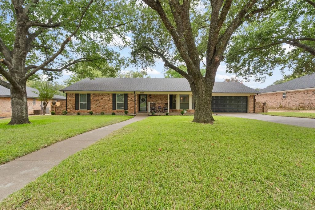1124 Green River Trail, Cleburne