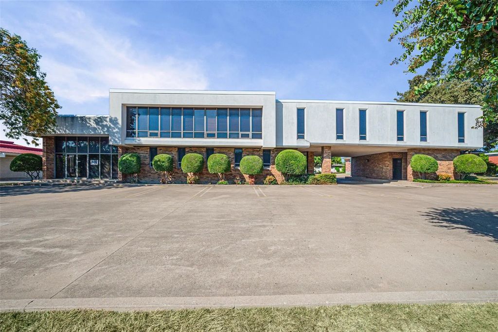 207 N Ridgeway Drive, Cleburne