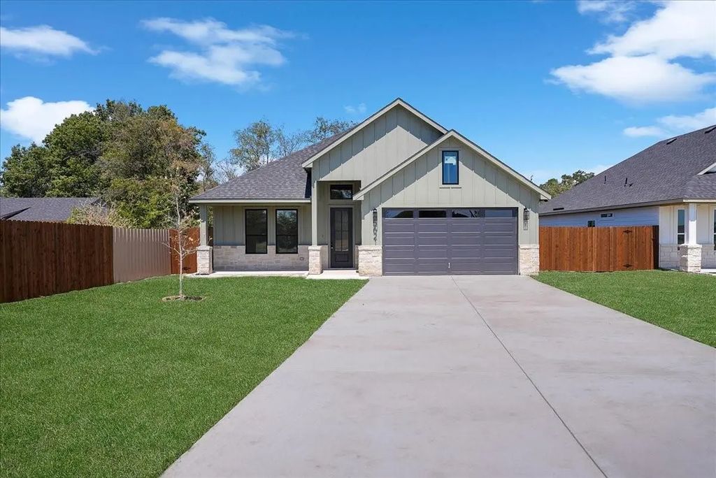 5621 Oak Grove Road N, Fort Worth