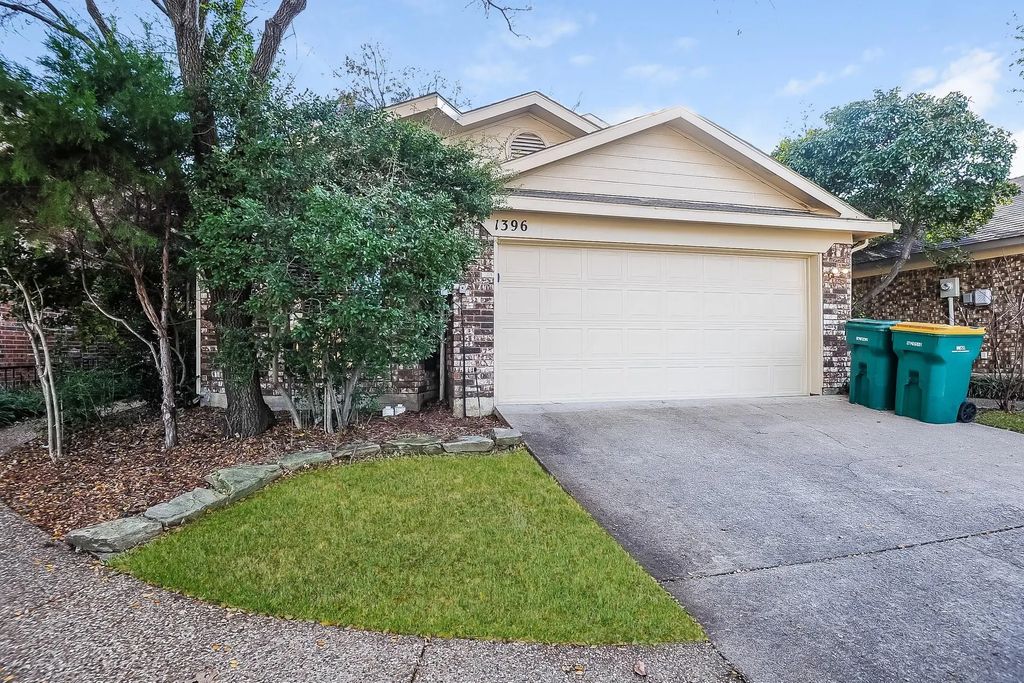 1396 Chinaberry Drive, Lewisville