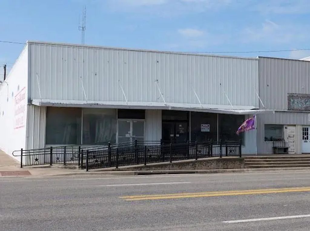 401 E Texas Avenue, Mart